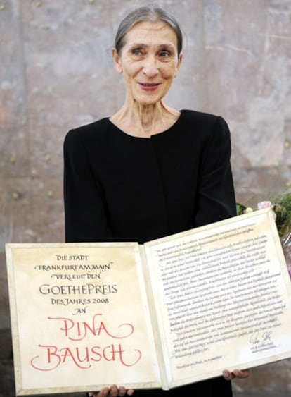 Pina Bausch posando durante la ceremonia de entrega de los Premios Goethe en Frankfurt en agosto de 2008.