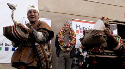 Los yatiris hacen una ofrenda a la Pachamama en presencia de Meyers.