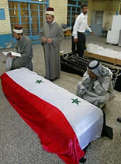 Familiares de la miembro del Consejo iraquí fallecida, junto a su ataúd.