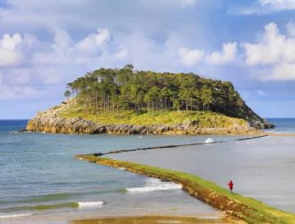 La isla de San Nicolás, frente al puerto de Lekeitio, en Bizkaia.