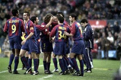 Los jugadores del Barça celebran el primer gol, marcado por Rochemback.