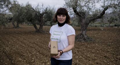 Sira Plana, con una de sus botellas de aceite.