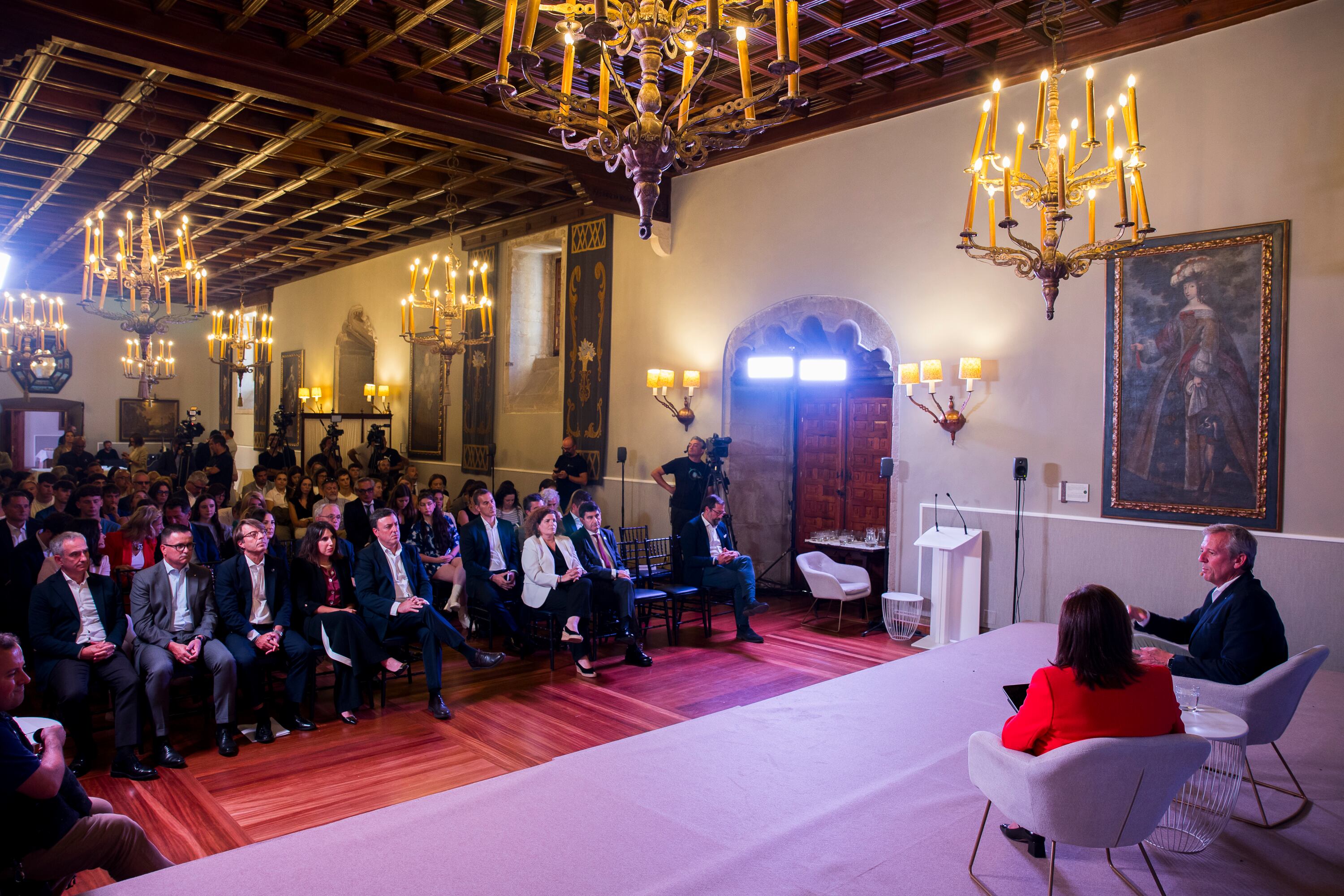 El presidente de la Xunta de Galicia, Alfonso Rueda y la directora de El País, Pepa Bueno, en el foro celebrado en el Hostal de los Reyes Católicos. 