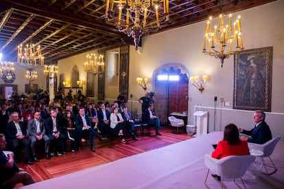 El presidente de la Xunta de Galicia, Alfonso Rueda y la directora de El País, Pepa Bueno, en el foro celebrado en el Hostal de los Reyes Católicos. 