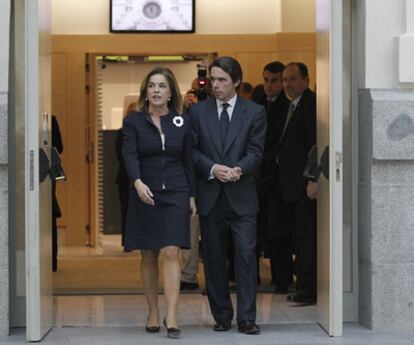 Ana Botella con su esposo, el expresidente del Gobierno José María Aznar, ayer en el Ayuntamiento de Madrid.