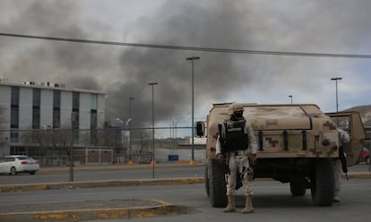 Para sofocar el motín, la Fiscalía contó con la cooperación del Ejército, la Guardia Nacional y agentes estatales de Investigación. En la imagen, miembros del Ejército Mexicano resguardan la zona del penal. 