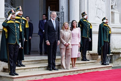 El rey Felipe VI, Giorgia Meloni y la reina Letizia, este mircoles en Roma.