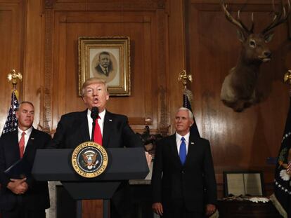 El presidente Trump junto a su vicepresidente Pence y el secretario de Interior.