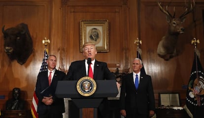 El presidente Trump junto a su vicepresidente Pence y el secretario de Interior.