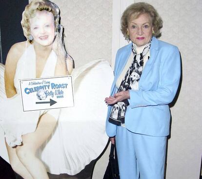 Betty White (Illinois, 1922), la actriz que conquistó al público de los ochenta con su interpretación de la ingenua Rose Nylund en ‘Las chicas de oro’, tiene 94 años y muy pocas ganas de quedarse en casa haciendo ganchillo. En 2011, con 89, obtuvo una nominación a un Emmy por su papel en la serie ‘Hot in Cleveland’ (‘Póquer de reinas’ en España), donde interpretaba a la octogenaria y sarcástica Elka. A su entrega a la actuación hay que sumarle los paseos que se da por los juzgados desde el pasado mes de marzo, cuando una de las empleadas del hogar encargada de cuidar a la actriz la demandó por no pagarle y por hacerle trabajar más horas de las que le correspondían. Además, desde 2012 Betty tiene su propia estatua a tamaño real en el prestigioso museo Madame Tussauds de Washington. Y es muy moderna: tiene hasta Instagram. Por cierto, sus otras tres compañeras en 'Las chicas de oro' ya no están entre nosotros.