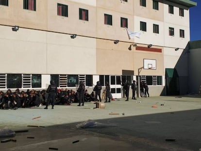 Los agentes vigilan a los extranjeros en el patio de Archidona, tras los incidentes del miércoles.