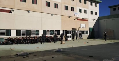 Los agentes vigilan a los extranjeros en el patio de Archidona, tras los incidentes del miércoles.