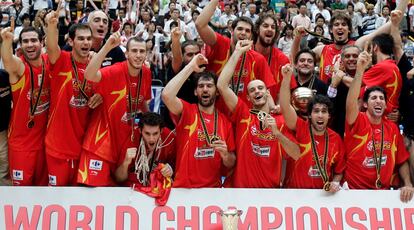 Gasol ha encontrado en la selección española los títulos que no ha podido tener con los Grizzlies. Tras el bronce en el Eurobasket de 2001, el pívot barcelonés ha ganado dos platas más en este torneo (en 2003 y 2007) y un oro (2009), una plata olímpica (y heroica) frente a EE.UU. en Pekín y el oro en el Mundial de Japón de 2006.