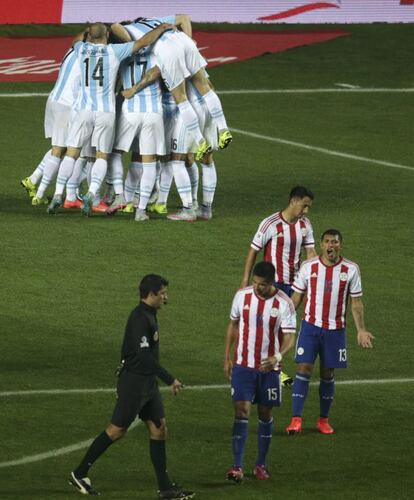 Argentina celebra su primer gol del partido contra Paraguay. El marcador final ha sido: 6 a 1.