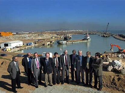 El presidente de la Generalitat y el alcalde de Barcelona en las obras de ampliación del puerto.