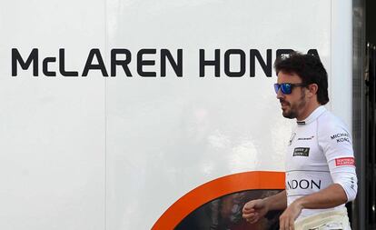  Fernando Alonso, durante un descanso de entrenamientos oficiales de pretemporada en el Circuito de Barcelona-Catalu&ntilde;a.