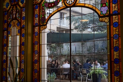 La terraza del centro cultural Casa Orlandai, en Sarrià, desde el interior de la torre donde está ubicado, esta semana.