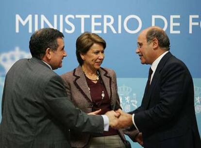 Fernando Palau (a la izquierda), Magdalena Álvarez y Gerardo Díaz, tras la firma del acuerdo.