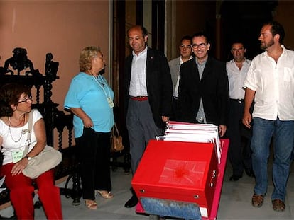 El concejal de Urbanismo Emilio Carrillo con el PGOU de Sevilla aprobado en 2005.