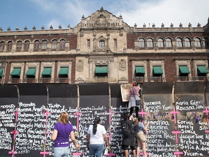 La valla en el perímetro del Palacio Nacional de México, intervenida con nombres de víctimas de feminicidio.