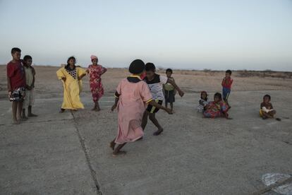 Jóvenes bailando la Yonna, baile tradicional Wayúu.