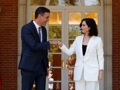 Pedro Sánchez  e Isabel Díaz Ayuso se saludan el viernes antes de comenzar la reunión en La Moncloa.