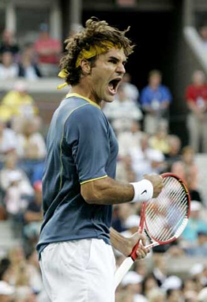 Roger Federer celebra uno de sus puntos ayer.