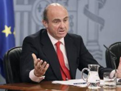 El ministro de Economía y de Competitividad, Luis de Guindos, durante la rueda de prensa posterior a la reunión del Consejo de Ministros en el Palacio de La Moncloa, Madrid.