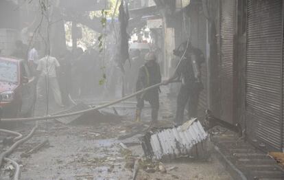 Efectos de una bomba rebelde en el vecindario de Damasco de Al Kanawat.