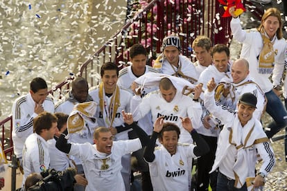 Los jugadores del Real Madrid celebran el título.