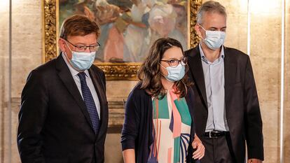 El presidente de la Generalitat, Ximo Puig, la vicepresidenta, Mónica Oltra, y vicepresidente segundo, Héctor Illueca, posan en el acto de toma de posesión de este en el Palau de la Generalitat.