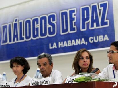 Constanza Turbay, Jaime Peña, Ángela Giraldo e José Antequera, da comissão de vítimas do conflito armado na Colômbia.