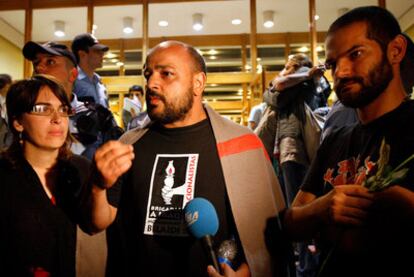 Los activistas españoles Laura Arau, Manuel Tapial y David Segarra, de izquierda a derecha, comparecen en la madrugada de ayer ante la prensa en el aeropuerto de Estambul.