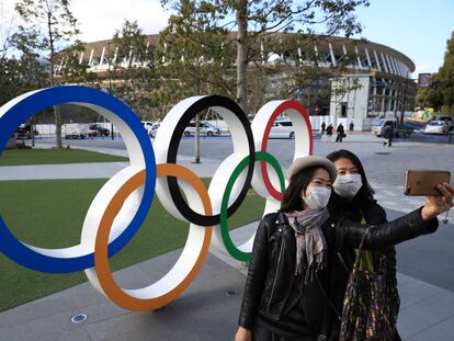 Dos mujeres se hacen un selfie ante el Estadio Olímpico de Tokio.