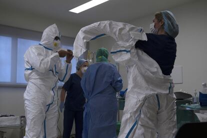 Personal sanitario se prepara para una intervención de un paciente con coronavirus en un hospital en Murcia. Los datos ofrecidos diariamente por el Ministerio de Sanidad se han revelado como insuficientes para dar una imagen siquiera aproximada de la magnitud de la tragedia.
