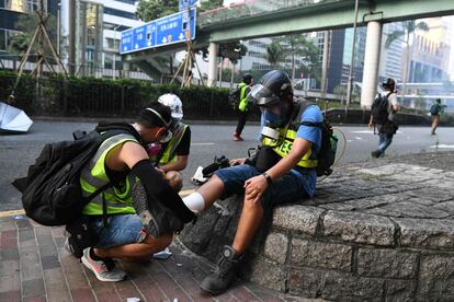 Un periodista recibe atención médica después de ser herido mientras cubría las protestas en Hong Kong.