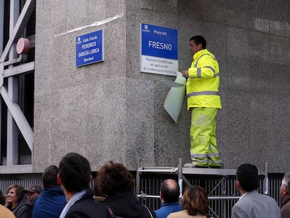 Sustitución del nombre de la calle Calvo Sotelo por Federico García Lorca, en aplicación de la ley de Memoria Histórica, en 2018.