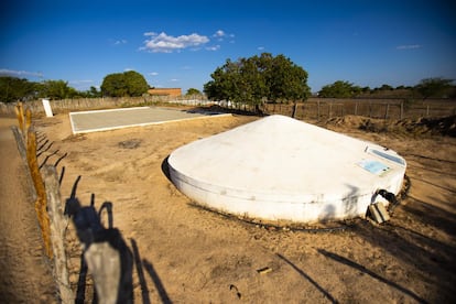 No semiárido brasileiro, 797 mil famílias ainda esperam ter acesso à cisterna de segunda água, para a produção agrícola, segundo dados da Associação do Semiárido Brasileiro (ASA). O Governo Federal diz que quem já tem a cisterna de primeira água, tem direito ao reservatório para a produção. Mas não apresenta metas para atender essa demanda.