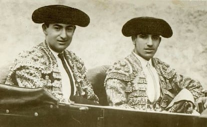 Joelito el Gallo y Juan Belmonte, camino de la plaza.