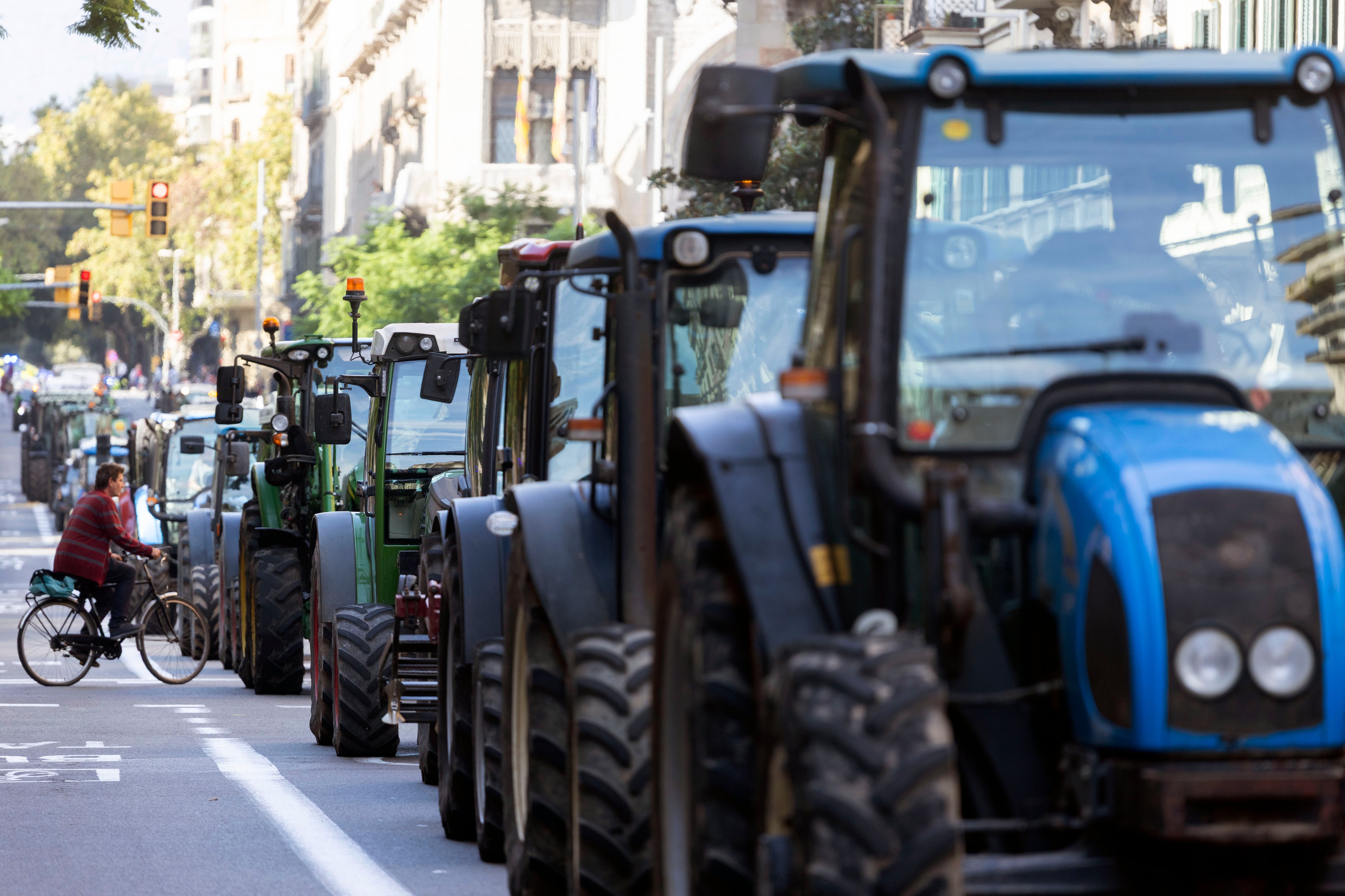 Un millar de agricultores y 87 tractores toman Barcelona para exigir soluciones a la crisis del campo