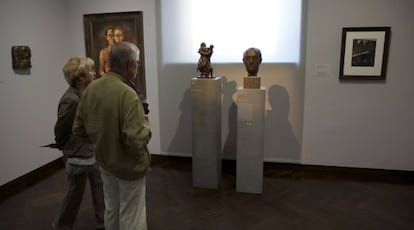 Dos visitantes del museo St&auml;del contemplan el busto de Franco.