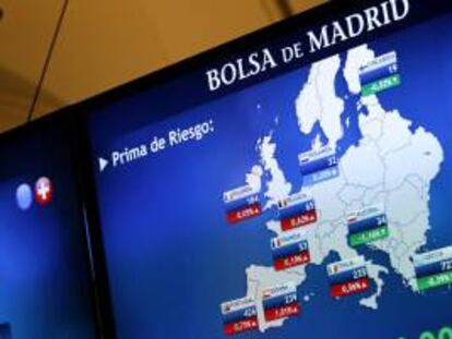 Monitor en la bolsa de Madrid que muestra, entre otras, la prima de riesgo de España. EFE/Archivo