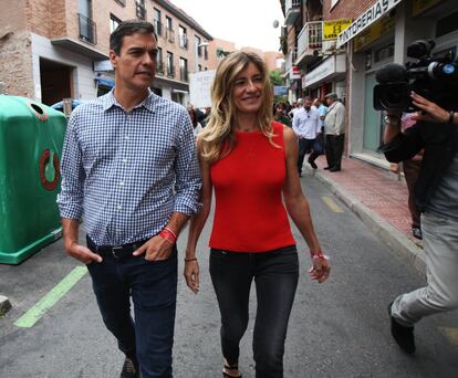  El candidato a la secretaría General del PSOE Pedro Sánchez se dirige, junto a su esposa, Begoña Gómez, a la agrupación de Pozuelo de Alarcón para votar hoy en las primarias socialistas.
