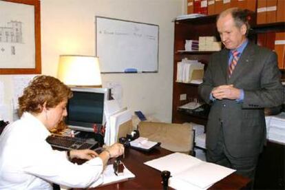 El presidente del Parlamento vasco entrega el documento en el Registro del Congreso.