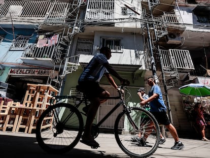 Vecinos del barrio Mugica de Buenos Aires.