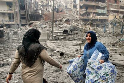 Una madre divorciada con cinco hijos acarrea sus pertenencias para abandonar su barrio, en el sur de Beirut, alcanzado por las bombas de Israel.