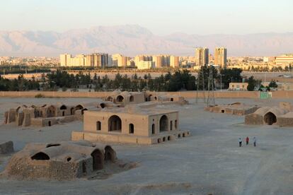 La ciudad de Yazd (al fondo), en el centro del país, conserva importantes yacimientos de la tradición zoroastriana iraní.