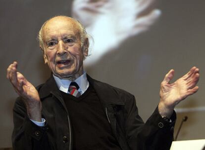 Albert Hofmann en una conferencia sobre el LSD en 2006, con motivo de su 100 cumpleaños