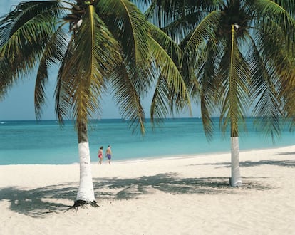 La playa Siete Millas, en las caribeñas Islas Caimán, ocupa el quinto puesto de las mejores playas del mundo. Un arenal que se encuentra en Gran Caimán, la mayor de las tres islas, y donde se concentran los principales hoteles y restaurantes.