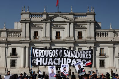 Trabajadores de la planta de acero Huachipato protestan frente al Palacio de La Moneda en abril de 2024.